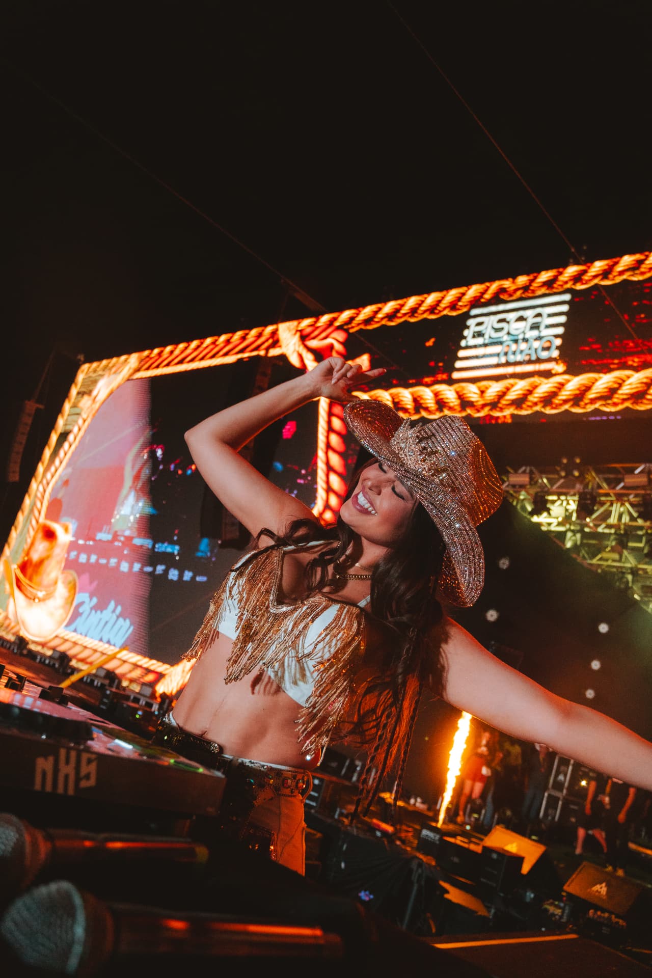 DJ Cíntia Souza se apresentando no palco